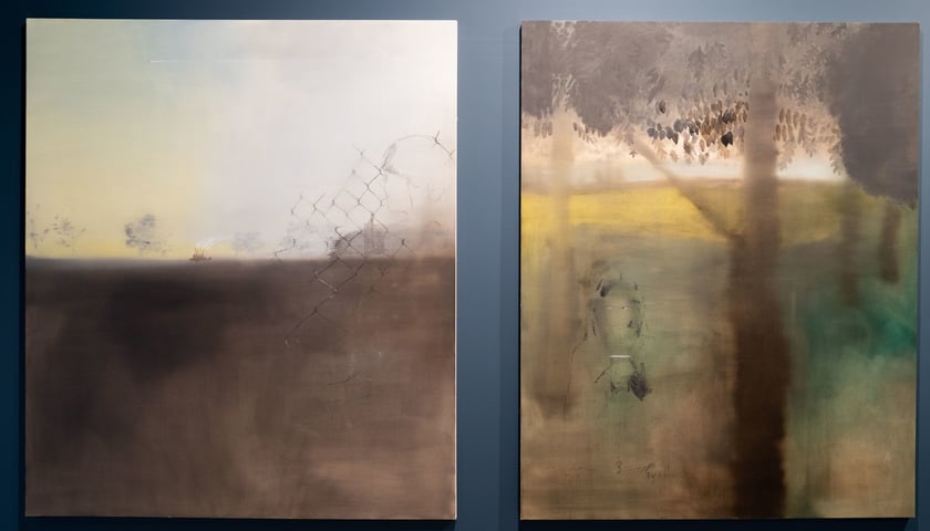 <p>Po lewej: "Petrochemia Płock", olej na pł&oacute;tnie, 130 x 150, 2024 / po prawej: "Telefon", olej na pł&oacute;tnie, 120 x 150 cm, 2024</p>