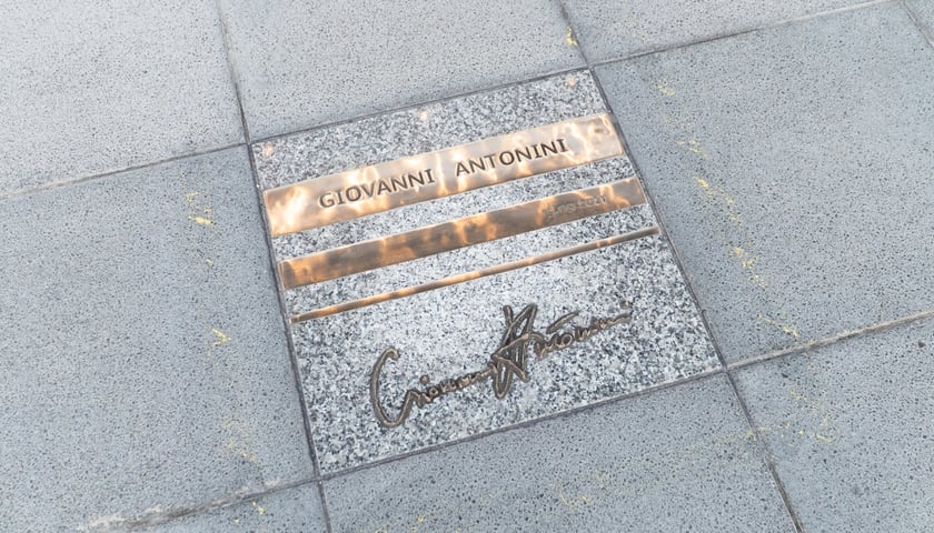 Giovanni Antonini ma tablicę pamiątkową przed Narodowym Forum Muzyki