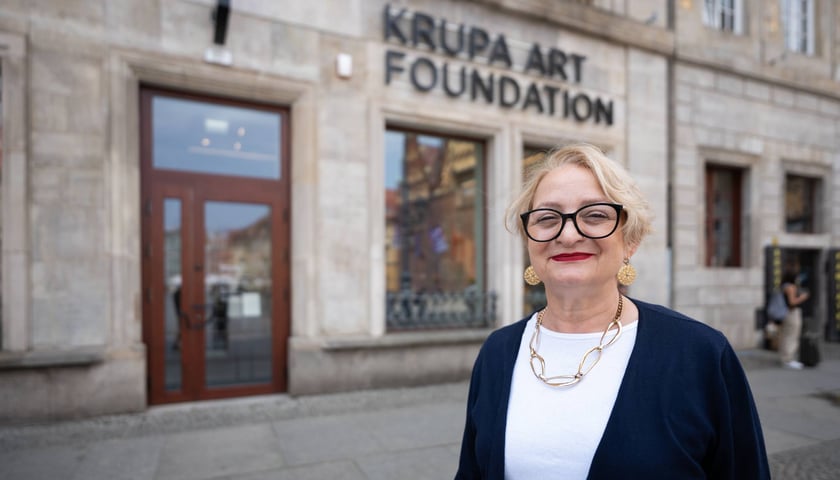 <p>Na zdjęciu Dorota Monkiewicz, kuratorka wystawy prac Wojciecha Fangora</p>