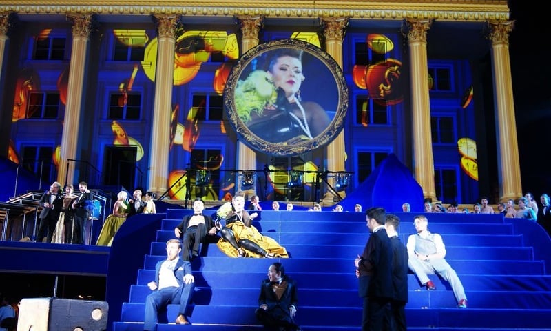 „Traviata” Verdiego na placu Wolności. Recenzja po spektaklu