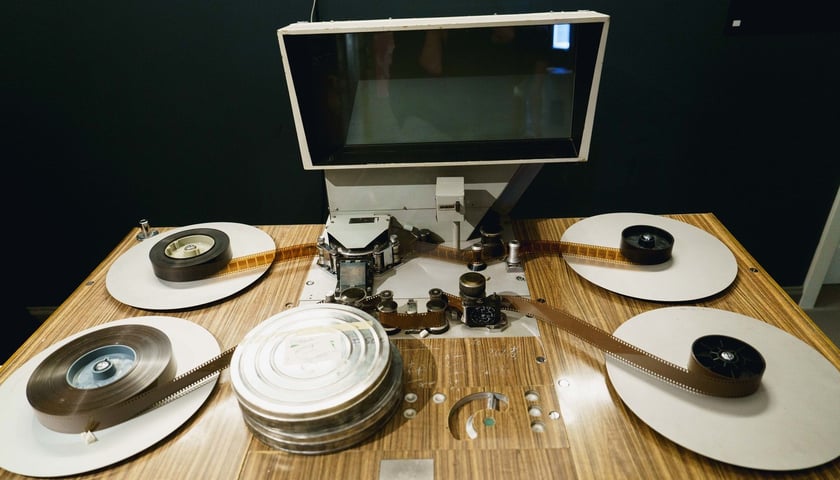 <p>Wystawa 70-lecia Wytw&oacute;rni Film&oacute;w Fabularnych w Muzeum Teatru &ndash; st&oacute;ł montażysty</p>