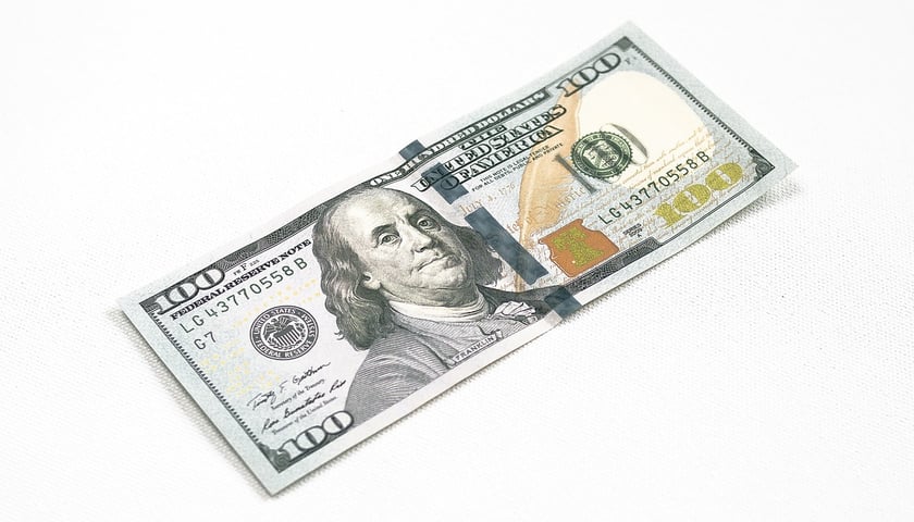 Oryginalny banknot studolarowy z wizerunkiem Benjamina Franklina