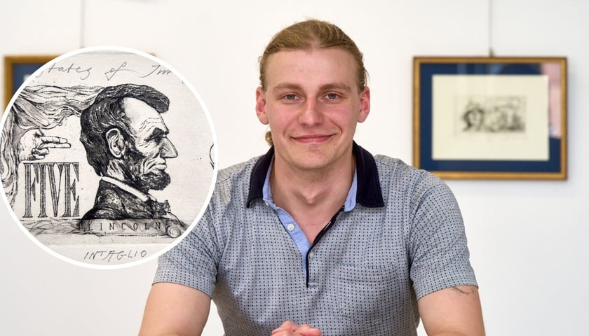 Kolaż dwóch zdjęć – na większym wrocławianin Bartłomiej Podgórniak w Oficynie Graficznej Tyszkiewicz, na mniejszym jego grafika z własną wersją banknotu pięciodolarowego