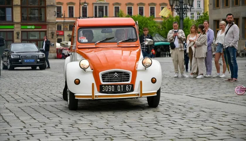 Na zdjęciu przygotowania do sceny z serialu&nbsp;&bdquo;Doppelg&auml;nger. Sobowt&oacute;r&rdquo;, samochody z lat 70. na wrocławskim rynku, w serialu wyjeżdżały z Sukiennic na rynek