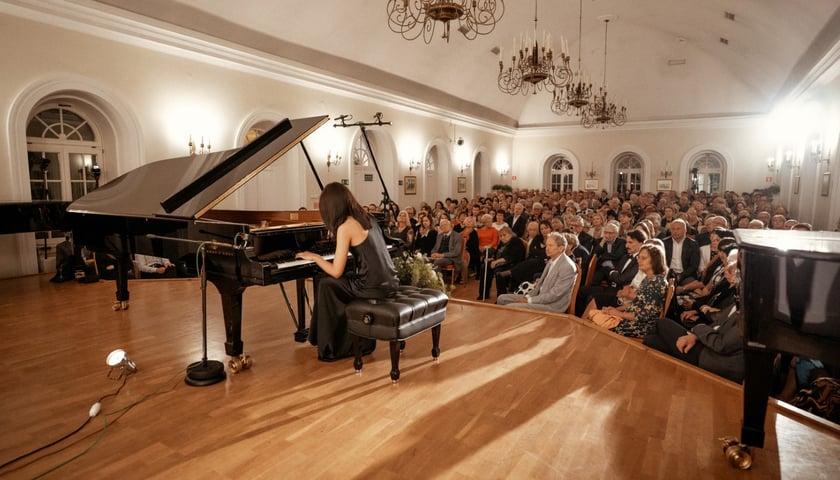 Na zdjęciu Kate Liu podczas recitalu w 2023 roku, na scenie dworku w Dusznikach-Zdroju