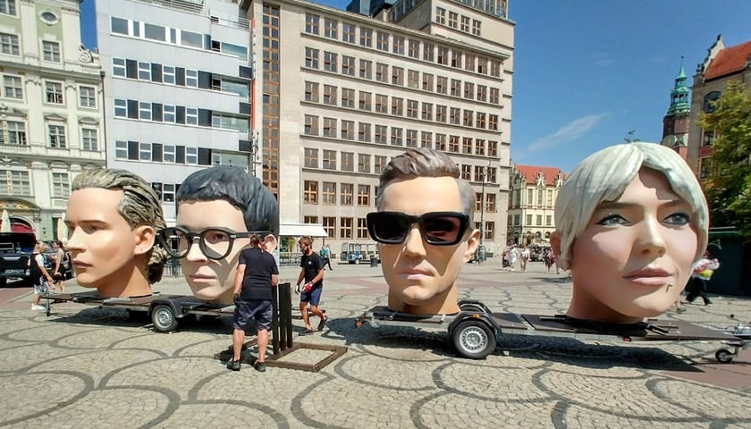 Wielkie głowy gwiazd Męskiego Grania 2024 na pl. Solnym. Od prawej: Daria Zawiałow, Mrozu, bracia Kacperczyk. 
