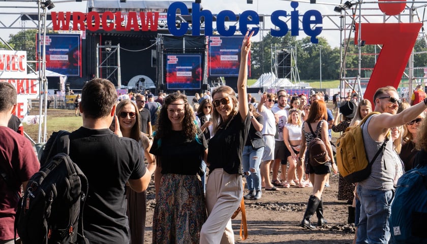 Trzy kobiety robią sobie zdjęcie przed bramą Męskiego Grania, 3 sierpnia, Pola Marsowe