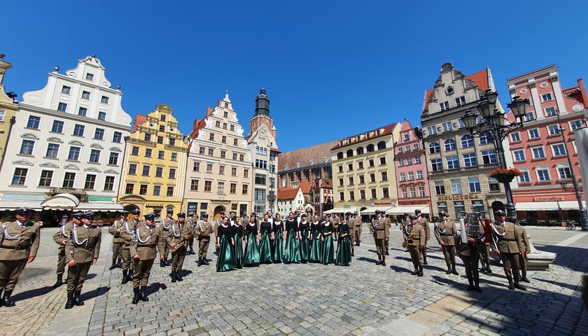<p>Orkiestra Reprezentacyjna Wojsk Lądowych we Wrocławiu i Ch&oacute;r Uniwersytetu Przyrodniczego</p>