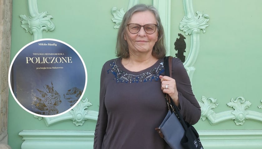 <p>Tłumaczka z języka węgierskiego Irena Makarewicz przed Muzeum Pana Tadeusza i przełożona przez nią książka &ndash; pierwszy tom trylogii Mikl&oacute;sa B&aacute;nffy, Wydawnictwo officyna 2024</p>
<p>&nbsp;</p>