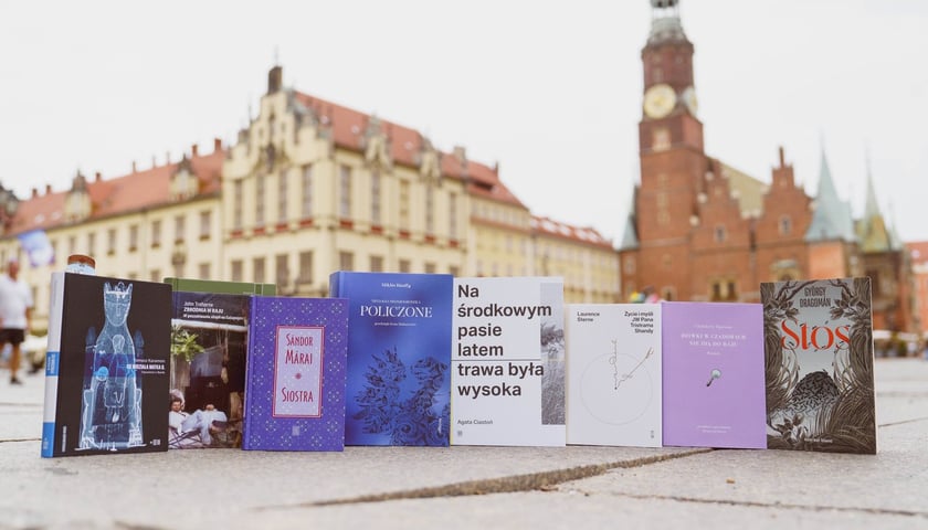 Co poczytać latem? Najciekawsze książki na wakacje 2024 [NASZE PROPOZYCJE]  