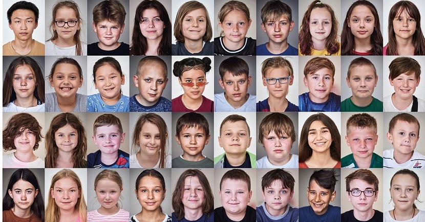 Fragment plakatu bieżącej edycji Brave Kids, na którym znalazło się 100 dziecięcych twarzy