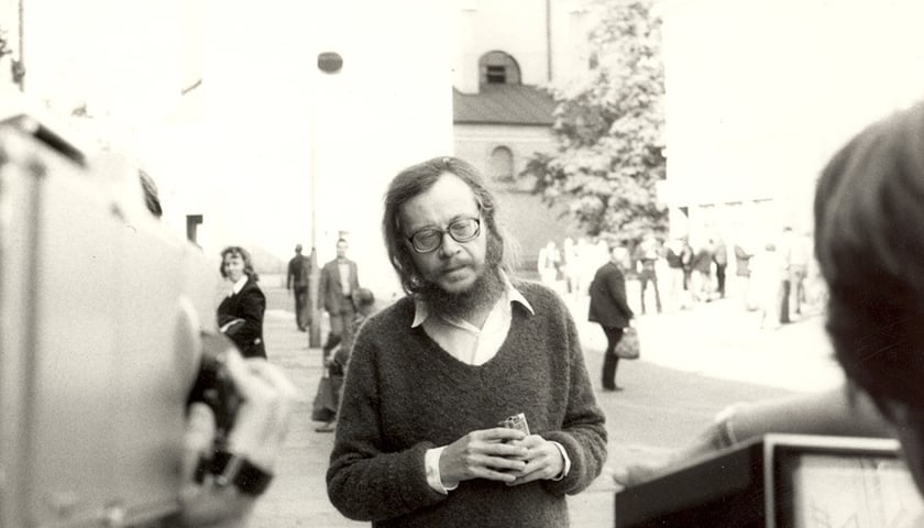 Jerzy Grotowski na planie filmu Mercedes Gregory i Jill Godmilow „With Jerzy Grotowski. Nienadówka 1980”, Rzeszów 1980