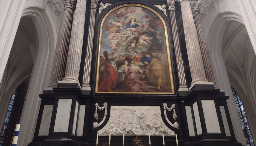 "Wniebowzięcie" Rubensa w nastawie ołtarza w katedrze w Antwerpii