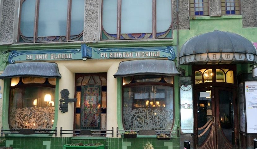  Siedziba Teatru Kalambur mieściła się przy ul. Kuźniczej, podobnie jak Kawiarni „Pod Kalamburem", a dziś Art Cafe Kalambur