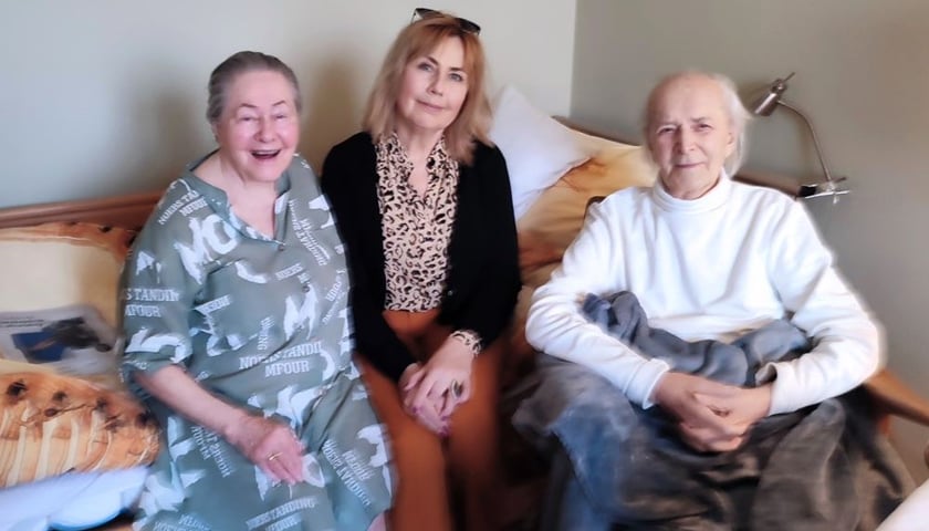 Bogusław Danielewski każdego roku przyjmował życzenia urodzinowe od znajomych i wrocławskiego oddziału Związku Artystów Scen Polskich. W ubiegłym roku świętował 95. urodziny. Na zdjęciu od lewej: żona Janina, Małgorzata Wieliczko i Bogusław Danielewski. 