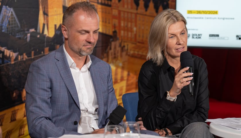 Powiększ obraz: <p>wiceprezydent Wrocławia Renata Granowska i członek zarządu województwa Jarosław Rybczenko / konferencja o Kongresie Kultury Wrocławia i Dolnego Śląska</p>