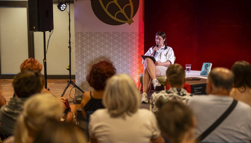 Aktorka, Karolina Czarnecka, czyta fragment powieści przed pełną publicznością (13. Europejska Noc Literatury 24.08.2024)