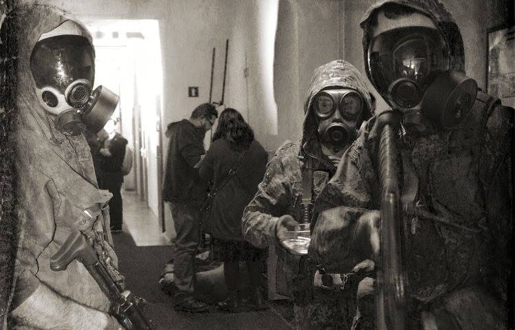 Zdjęcie ilustracyjne - jedna z poprzednich edycji Horror Day - Dolnośląskiego Festiwalu Grozy. Na zdjęciu ludzie w maskach przeciwgazowych