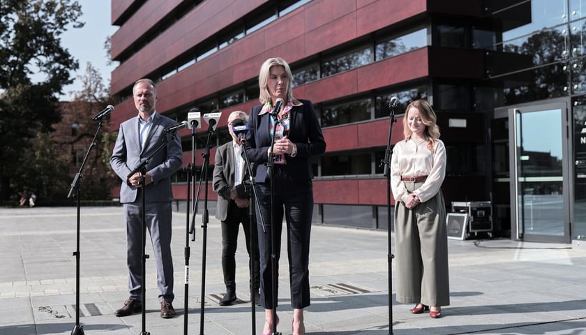 <p>Wiceprezydent Wrocławia Renata Granowska przy mikrofonie, z prawej strony nowa dyrektor NFM Olga Humeńczuk&nbsp;</p>
