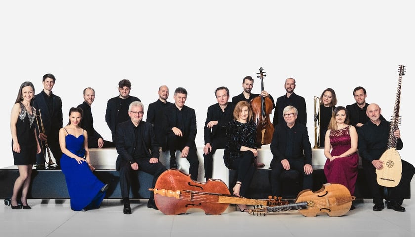 Wrocław Baroque Ensemble, muzycy i wokaliści wystąpią w Krotoszynie i w Oleśnicy. Na zdjęciu widać artystów i instrumenty muzyczne 