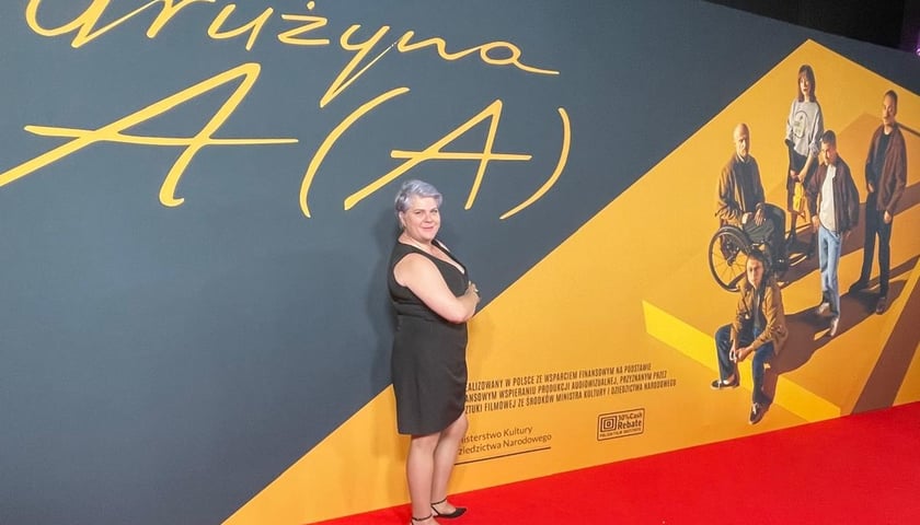 Na zdjęciu Klaudia Kąca-Jasic na premierze filmu „Drużyna A(A)”