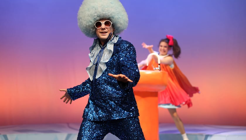 Premiera „Karolci” odbędzie się  5 października na Dużej Scenie Wrocławskiego Teatru Lalek. Na pierwszym planie Grzegorz Mazoń jako Koralik, nieco  tyłu Natalia Herman jako Karolcia