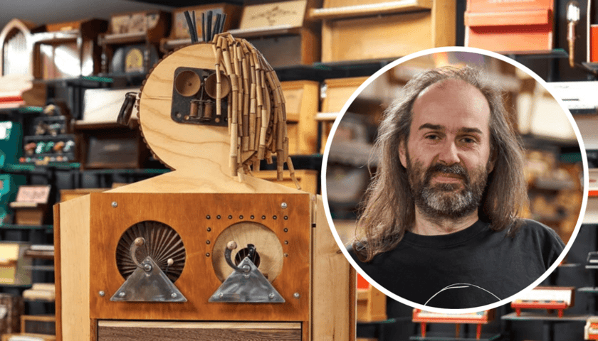 Kolaż dwóch zdjęć. W tle Baba, czyli jeden z instrumentów, które powstały  podczas poprzedniej edycji projektu Niewidzialne instrumenty, w kółku portret Pawła Romańczuka, muzyka, założyciela zespołu Małe Instrumeny oraz Galerii Toy Piano.