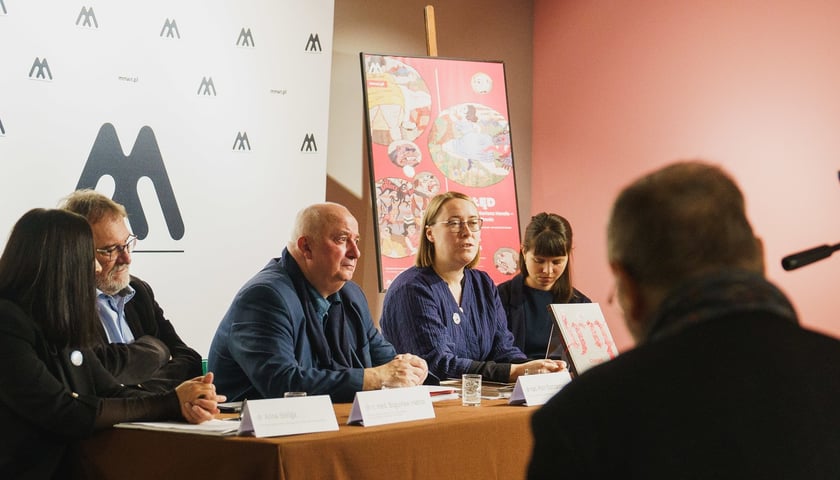 Dr hab. Piotr Oszczanowski podczas konferencji prasowej przed otwarciem wystawy „Obłęd. Przypadek Mariana Henela &ndash; lubieżnika z Branic&rdquo; w Muzeum Etnograficznym