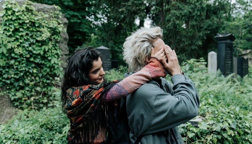 Kadr z filmu &bdquo;Wrooklyn Zoo&rdquo; &ndash; kręcony na Cmentarzu Żydowskim przy Ślężnej