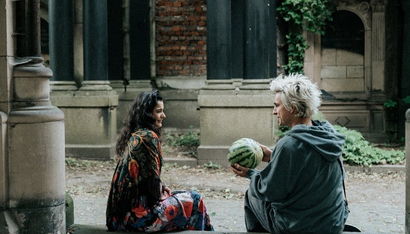 Kadr z filmu &bdquo;Wrooklyn Zoo&rdquo; &ndash; kręcony na Cmentarzu Żydowskim przy Ślężnej