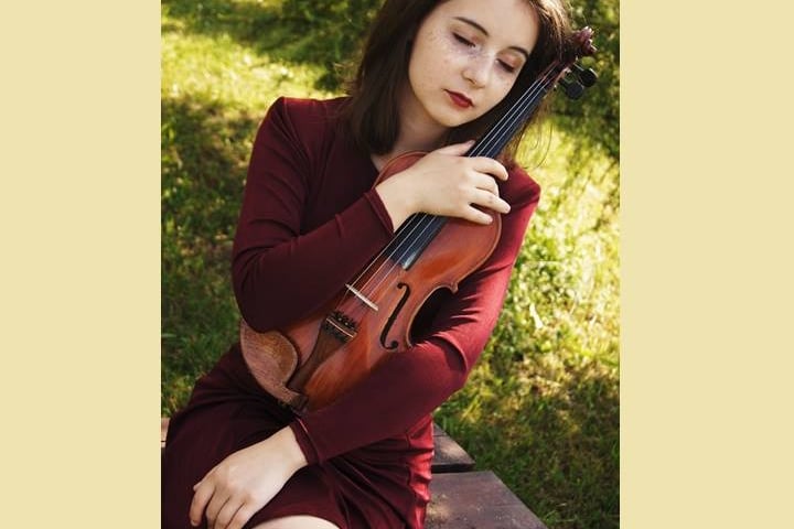 <p>Daria Kuziak ze skrzypcami</p>