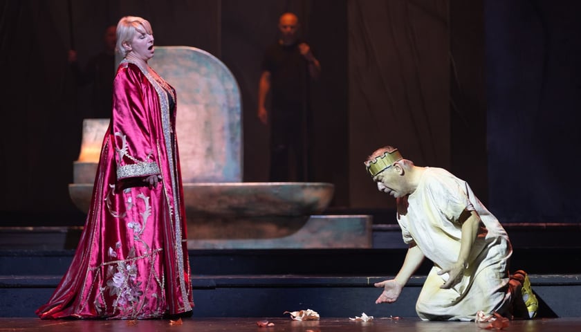 Na scenie Abigaille (Jolanta Wagner) i Nabucco (Leszek Skrla) podczas prób do spektaklu „Nabucca” w Operze Wrocławskiej