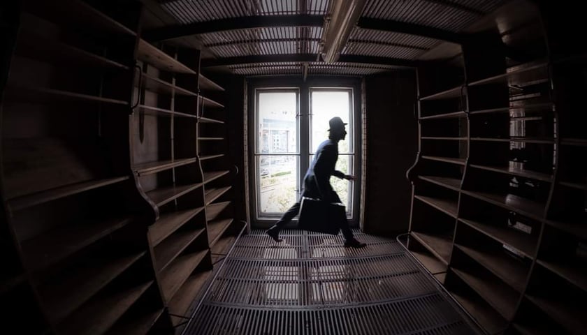 Zdjęcia zrobione podczas pleneru fotograficznego w dawnej bibliotece uniwersyteckiej przy ul. Szajnochy