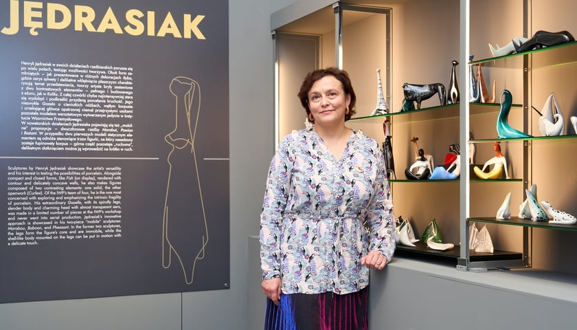 <p>Kuratorka dr Barbara Banaś na wystawie &bdquo;Wielka czw&oacute;rka i inni. Ceramiczna rzeźba kameralna w PRL-u&rdquo; w Muzeum Narodowym do 23 lutego 2025</p>
