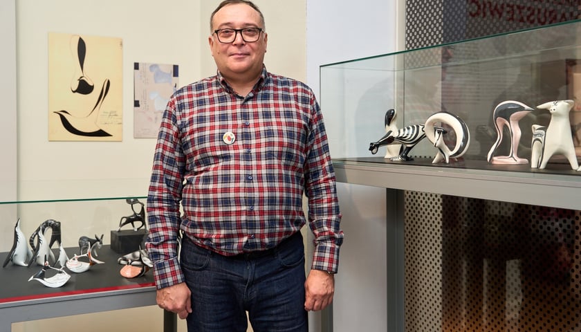 Kolekcjoner Tomasz Dziewicki na wystawieWystawa &bdquo;Wielka czw&oacute;rka i inni. Ceramiczna rzeźba kameralna w PRL-u&rdquo; w Muzeum Narodowym do 23 lutego 2025