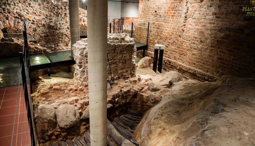 <p>Pozostałości XII wiecznego wału drewniano-ziemnego; w tle fundamenty 18-sto bocznej wieży Bolesława Wysokiego</p>