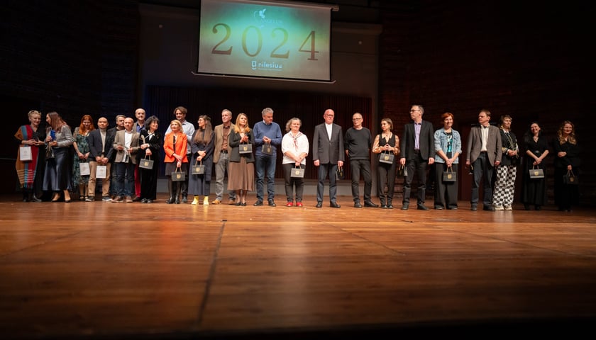 Gala wręczenia obu najważniejszych nagród literackich przyznawanych we Wrocławiu odbyła się w sobotę, 19 października, w Akademii Muzycznej im. Karola Lipińskiego. Na zdjęciu laureaci na scenie