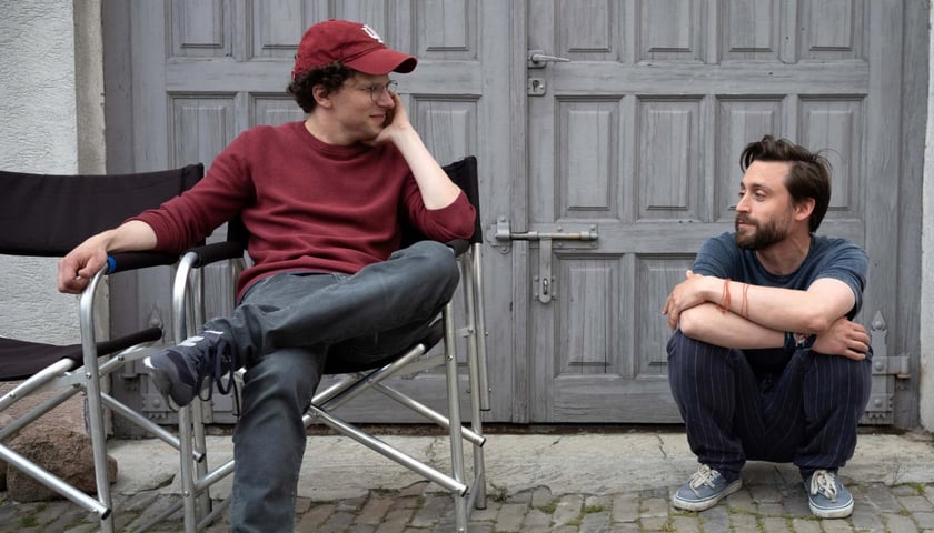 Na zdjęciu Jesse Eisenberg i Kieran Culkin na planie „Prawdziwego bólu”