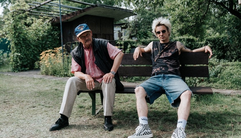 <p>Dziadek Stanisław (Jan Frycz) i Kosa (Mateusz Okuła)</p>