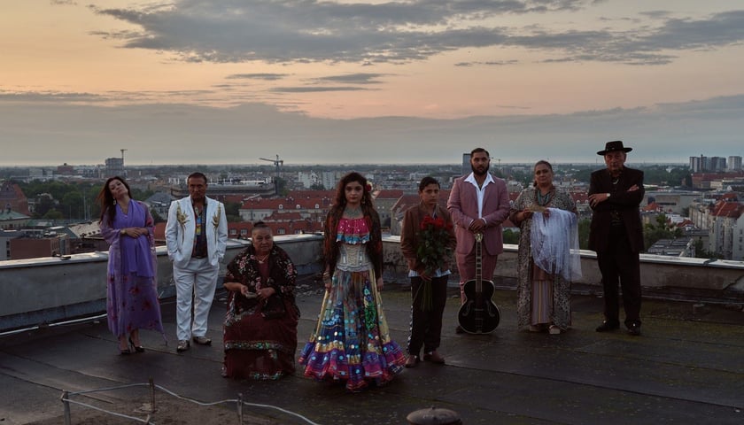 <p>Zora (Natalia Szmidt) ze swoją romską rodziną</p>