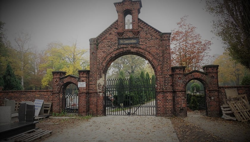 <p>Brama gł&oacute;wna cmentarza św. Wawrzyńca przy Bujwida (rok 2017)</p>