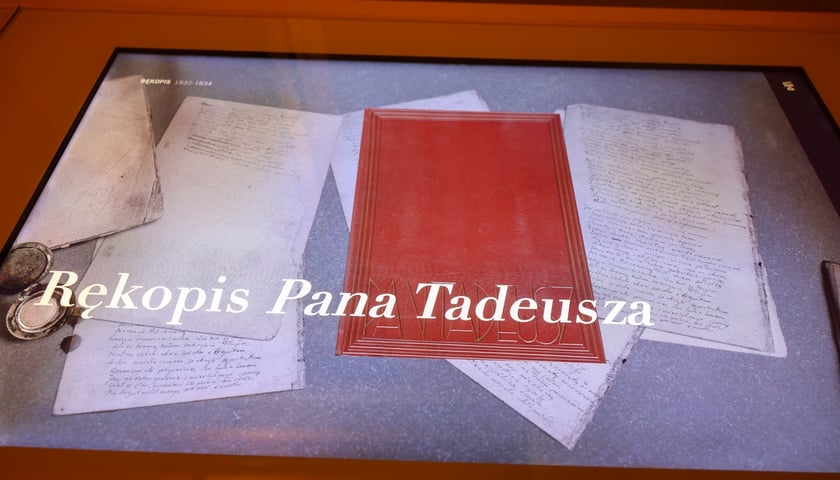 Rękopis piątej księgi &bdquo;Pana Tadeusza&rdquo; można obejrzeć w dniach 8-11 listopada w Muzeum Pana Tadeusza &ndash; także w zbliżeniu na specjalnych interaktywnych ekranach