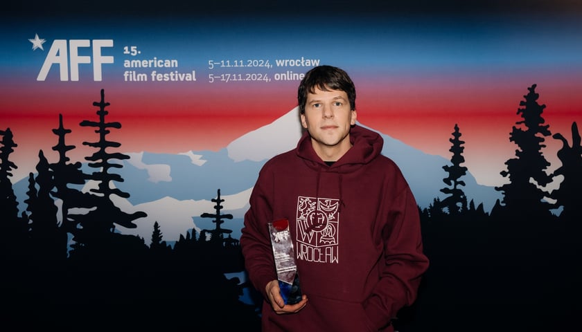 Na zdjęciu Jesse Eisenberg ze statuetką Indie Star Award