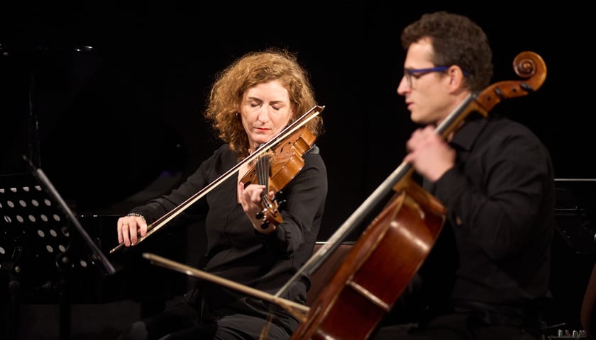 Koncert "Niguny" w Synagodze pod Białym Bocianem. Wrocław, 07.11.2024. Na zdjęciu skrzypaczka i kontrabasista.