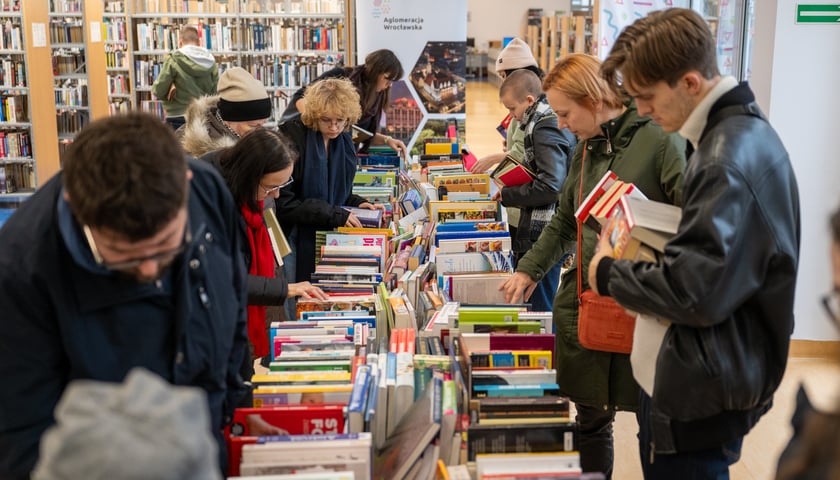 Mieszkańcy Wrocławia chętnie włączyli się w pomoc powodzianom z Ziemi Kłodzkiej i przez całą sobotę kupowali książki na kiermaszu w bibliotece na Nowym Dworze 