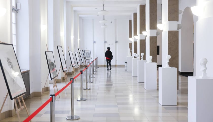 <p>Na zdjęciu prace Wojciecha Siudmaka na wystawie w holu budynku A-1 Politechniki Wrocławskiej&nbsp;</p>