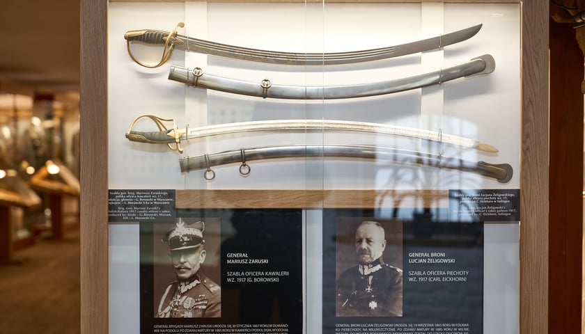 Szable prezentowane w Muzeum Militariów (odział Muzeum Miejskiego Wrocławia) pochodzą ze zbioru znanego kolekcjonera broni siecznej Pawła Komorowskiego. Na zdjęciu widać gablotę z szablami a pod nimi portrety wojskowych - m. in. Mariusza Zaruskiego, który jest patronem SP 3 przy ul. Bobrzej we Wrocławiu 