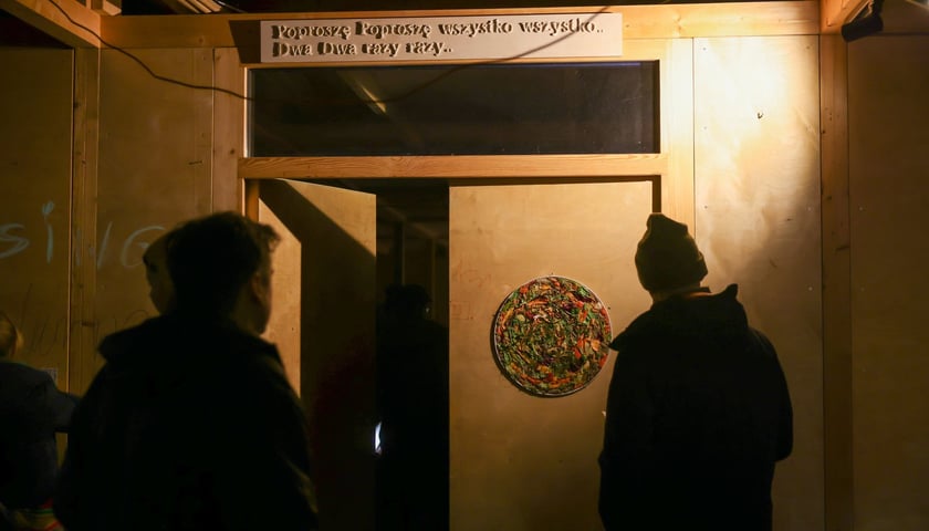 Na zdjęciu wernisaż wystawy #Dług na Targowisku Jemiołowa