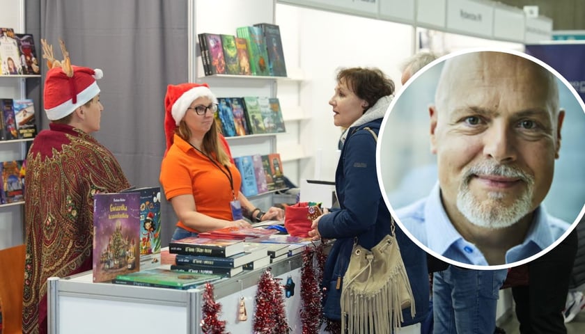 Ludzie na targach książek, na zdjęciu w kółeczku - pisarz Marek Krajewski