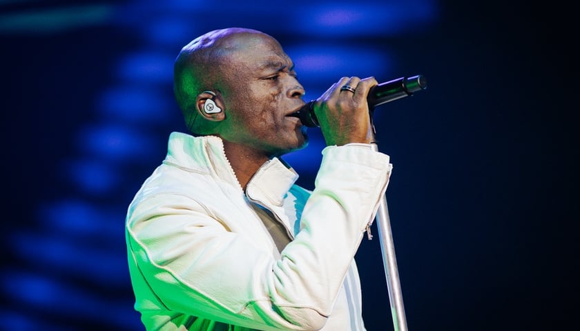 Seal w jasnym stroju przed mikrofonem